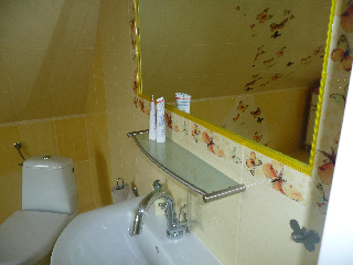 Toilet en wastafel in badkamer 1e verdieping
