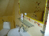 Toilet en wastafel in badkamer 1e verdieping